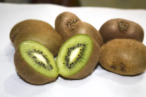 Kiwi Buah Irisan Latar Belakang Putih — Stok Foto