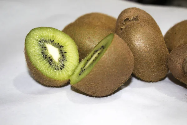 Kiwi Fruta Fatia Fundo Branco — Fotografia de Stock