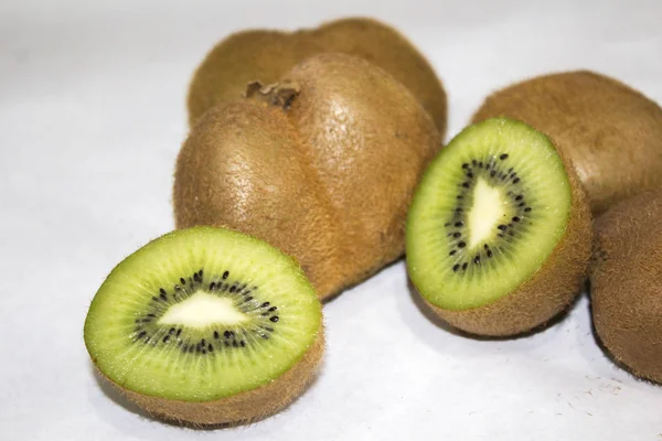 Kiwi Buah Irisan Latar Belakang Putih — Stok Foto