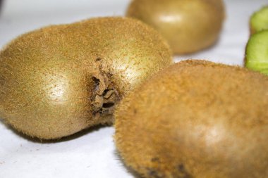 Beyaz arka plan kivi dilim