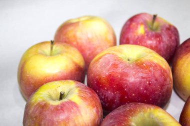 kırmızı çiçek meyve beyaz arka plan