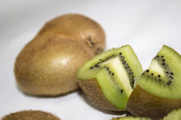 Owoce Kiwi Pokroić Białe Tło — Zdjęcie stockowe