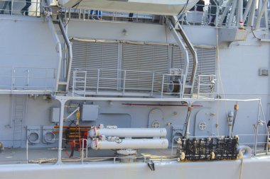 askeri savaş gemisi liman liman