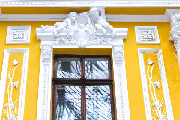 窗户建筑巴洛克式雕像装饰建筑 — 图库照片