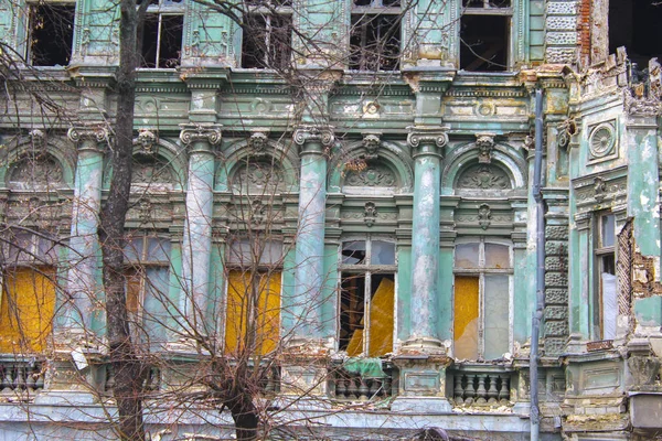 Barok yapı harap eski cephe