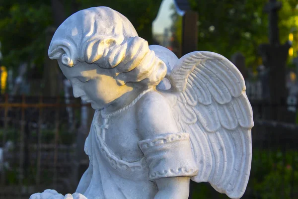 古い墓天使墓石像彫刻 — ストック写真