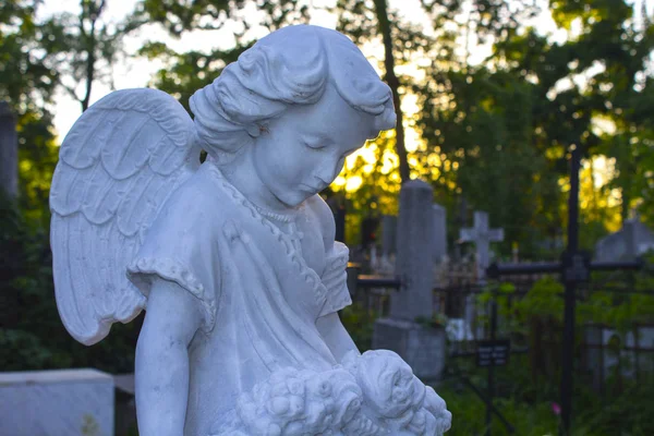 古い墓天使墓石像彫刻 — ストック写真