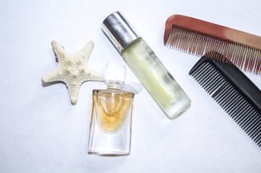 Beyaz arka planda parfüm şişesi.