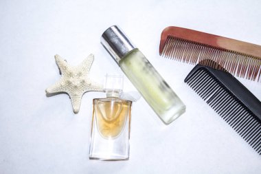 Beyaz arka planda parfüm şişesi.