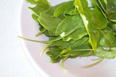 Beyaz arka planda izole edilmiş taze kuş sürüsü. Tabakta taze bir kuş.