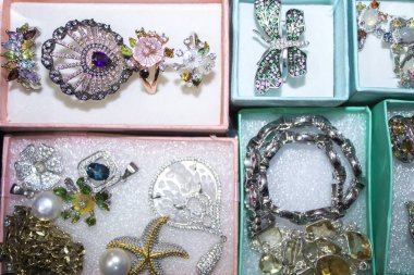 Kutuda gümüş mücevher, moda.