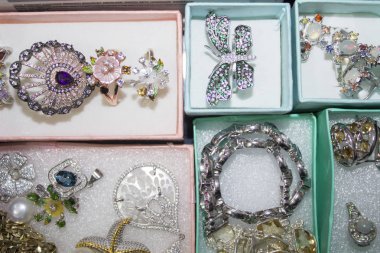 Kutuda gümüş mücevher, moda.