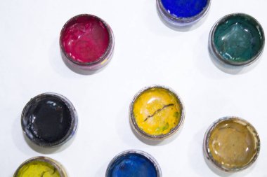 Beyaz arkaplana ayarlanmış renkli parmak boyaları