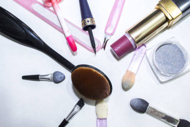 Beyaz arka planda dekoratif kozmetik seti. Makyaj araçları arka plan & güzellik kozmetik ürünleri, ürünler ve yüz kozmetikleri