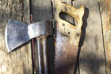 Eski kırsal balta ve testere, aletler