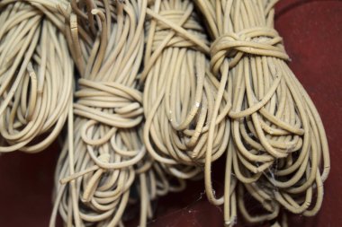  Lastikler. Kauçuk bant yığını