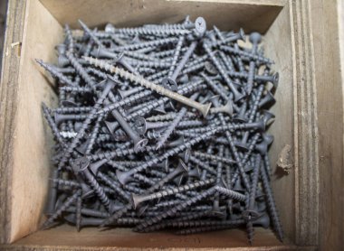 Vidalar, klipler, çiviler, bağlayıcılar ve DIY ev geliştirme ekipmanları ile dolu alet kutusu ve profesyonel tüccar