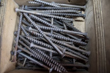 Vidalar, klipler, çiviler, bağlayıcılar ve DIY ev geliştirme ekipmanları ile dolu alet kutusu ve profesyonel tüccar