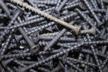 Vidalar, klipler, çiviler, bağlayıcılar ve DIY ev geliştirme ekipmanları ile dolu alet kutusu ve profesyonel tüccar