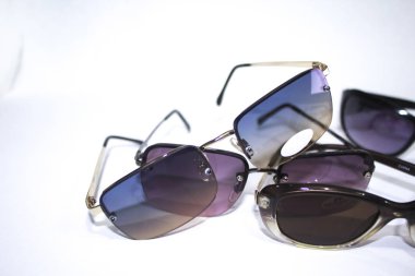 Beyaz arkaplanda şık güneş gözlükleri