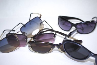 Beyaz arkaplanda şık güneş gözlükleri