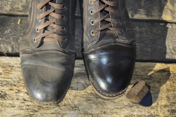 Cerrar Viejos Zapatos Cuero Mesa Madera —  Fotos de Stock