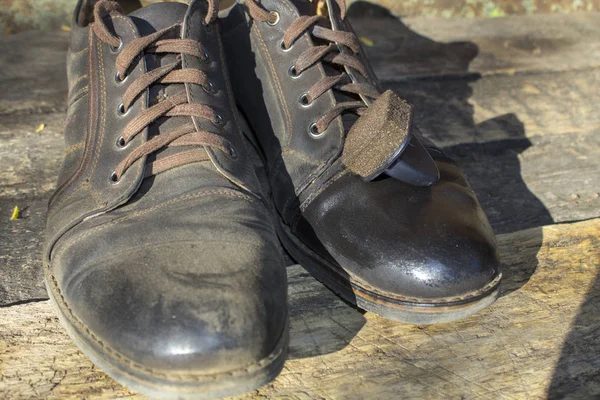 Feche Velho Par Sapatos Couro Mesa Madeira — Fotografia de Stock