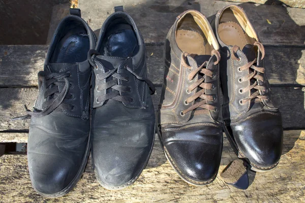 木桌上的旧皮鞋 — 图库照片