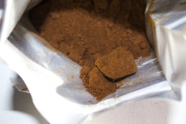 Bir pakette öğütülmüş kahve