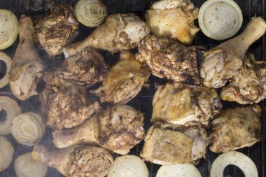 barbekü. siste ızgara tavuk ve soğan