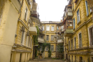 Şehir arka sokak bahçe binası cephe. Mimari çerçeve.