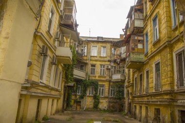 Şehir arka sokak bahçe binası cephe. Mimari çerçeve.