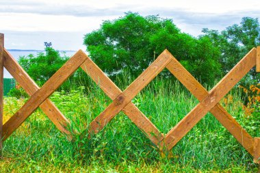 Dışarıda ahşap çitler var.