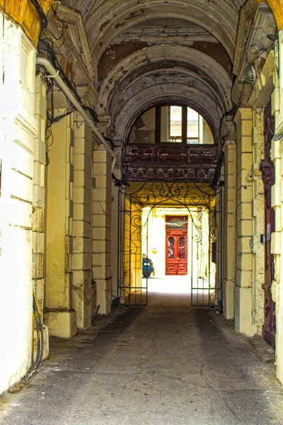 Alter Hof Torbogen Eingangsgebäude — Stockfoto