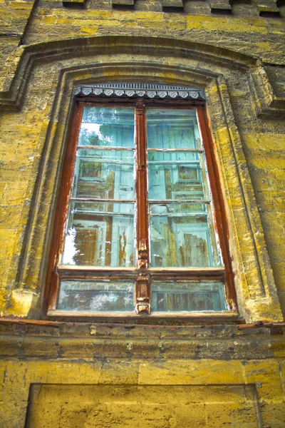 旧木窗框建筑 — 图库照片