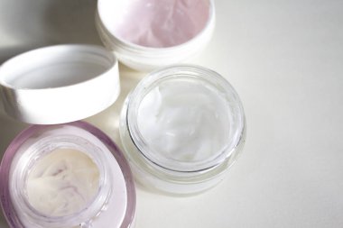 yüz kremi şişe kavanoz