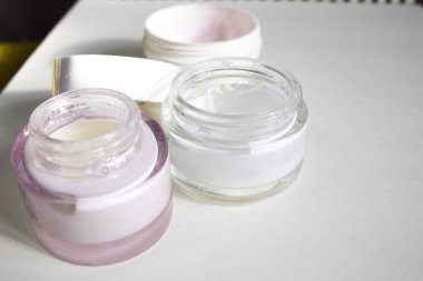 yüz kremi şişe kavanoz