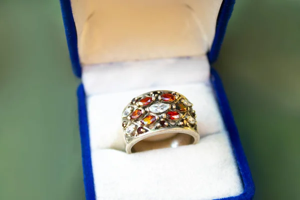 青いギフトボックスの婚約指輪 — ストック写真