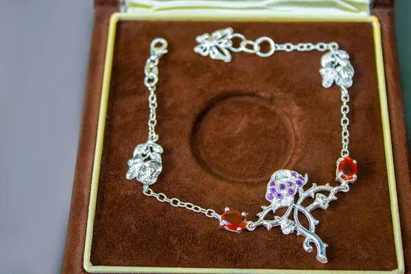 Joyería Femenina Pulsera Plata Con Piedras Preciosas — Foto de Stock