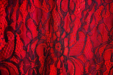 Kırmızı kumaş arkaplan dokusunda siyah dantel
