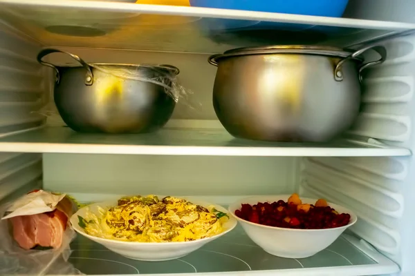 Regale Eines Offenen Kühlschranks Mit Verschiedenen Lebensmitteln Gekochte Lebensmittel Topf — Stockfoto