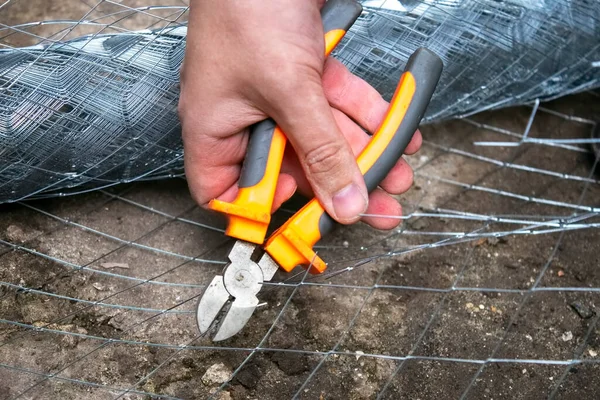 Riparazione Mano Maschile Utilizzando Taglierina Rete Metallica Taglio Con Plie — Foto Stock