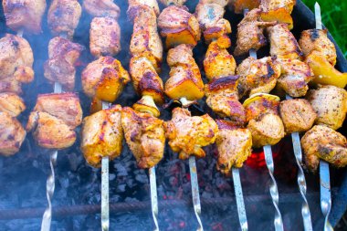 Izgarada domuz eti, kömürden duman, seçici odak, şiş kebap eti.