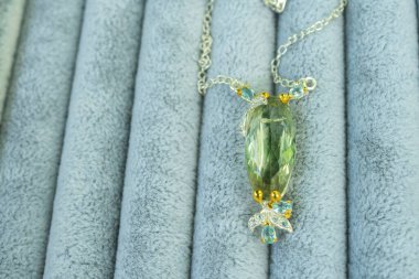 Gümüş mücevher hediye kutusunda