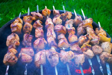 Izgarada domuz eti, kömürden duman, seçici odak, şiş kebap eti.