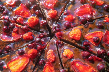 Çilekli çikolatalı keki yakından çek. Kremalı ve taze meyveli lezzetli çilekli turta.