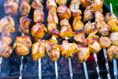 Izgarada domuz eti, kömürden duman, seçici odak, şiş kebap eti.