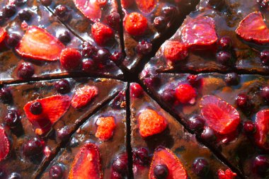 Çilekli çikolatalı keki yakından çek. Kremalı ve taze meyveli lezzetli çilekli turta.