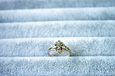 Nişan yüzüğü hediye kutusunda.