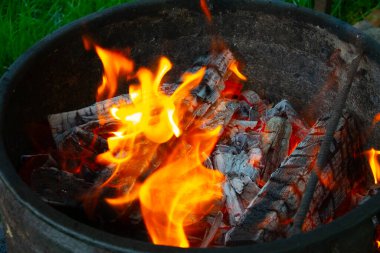Şöminede alevler içinde yanan bir odun yığınına yakın çekim